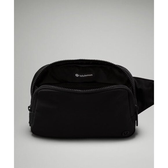 Everywhere Belt Bag Large with Long Strap 2L - Black/Black - Picture 4 of 4